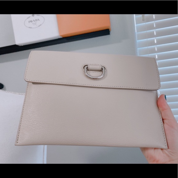 BURBERRY D-ring Leather Pouch With Coin Case - Picture 2 of 16